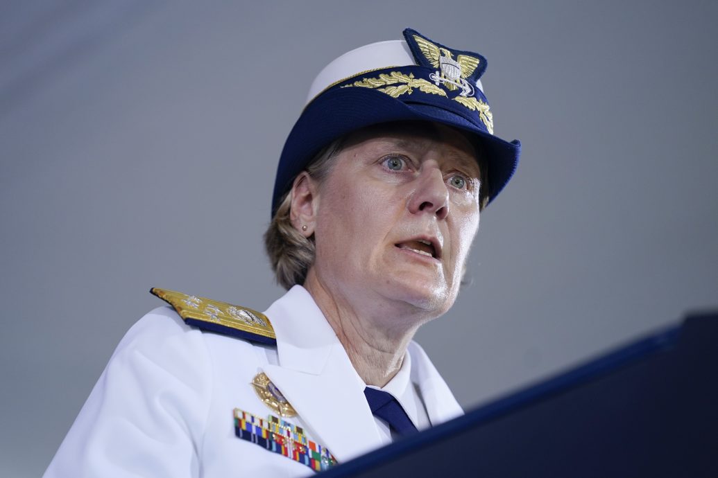 舞会上等特朗普合照 海岸防卫队首位女司机惊悉被解职