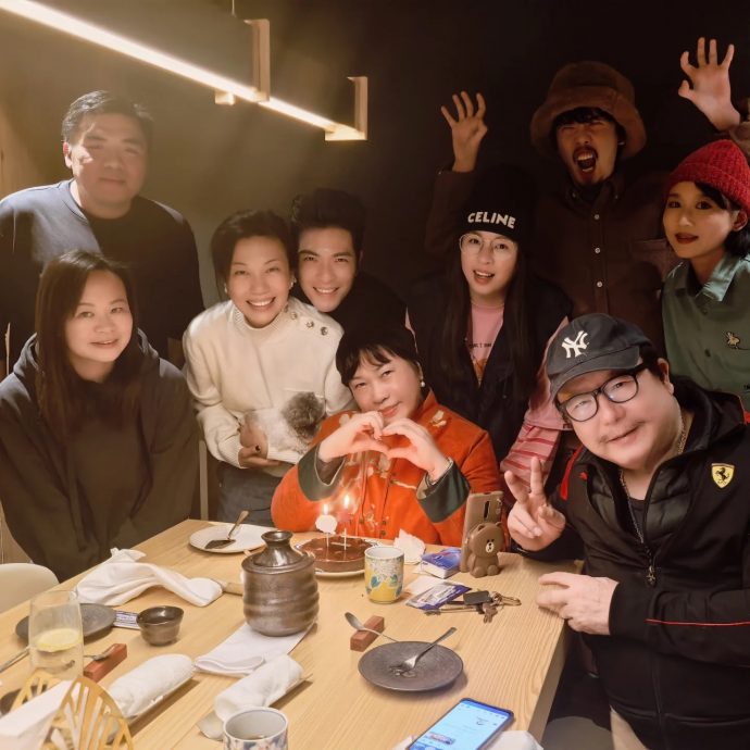 萧敬腾欢庆妈妈生日 全家福甜搂老婆