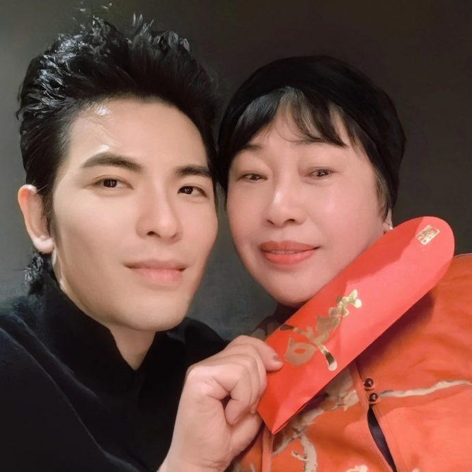 萧敬腾欢庆妈妈生日 全家福甜搂老婆