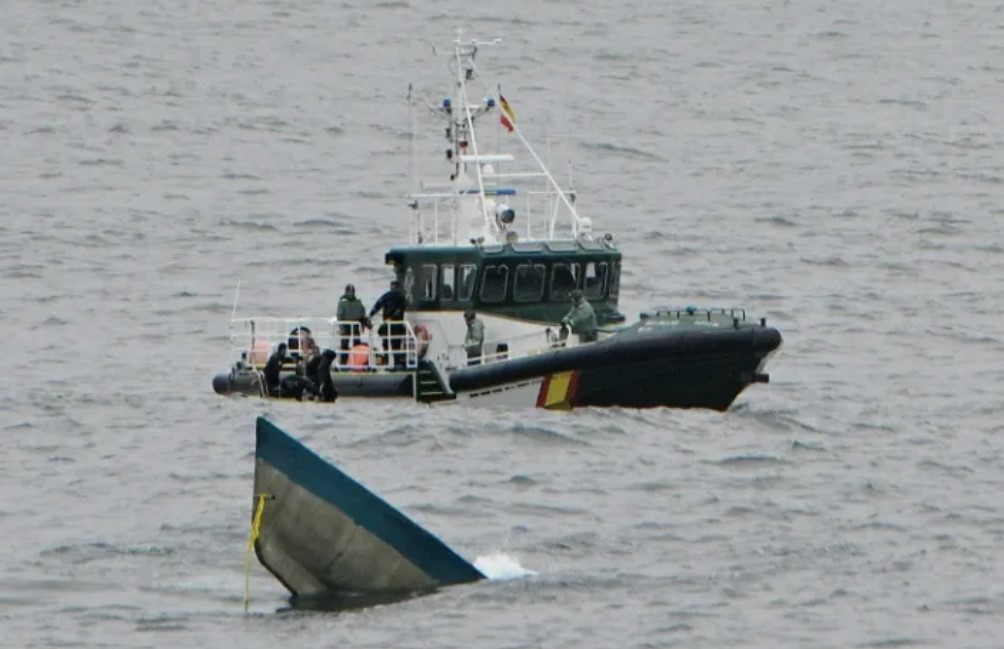 西班牙沿海一带发现疑似贩毒潜艇