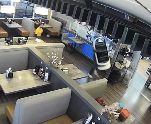 视频|AI送餐机器人被“绑票”! 员工奋力抢救“同事”