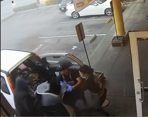 视频|AI送餐机器人被“绑票”! 员工奋力抢救“同事”