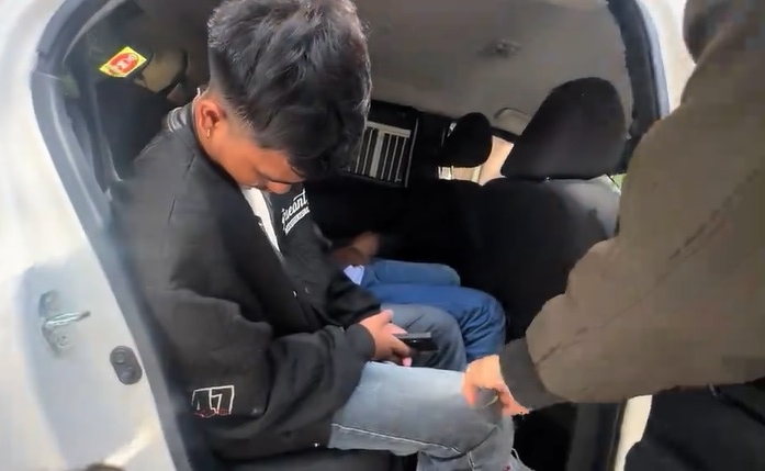 视频|元旦遇酣睡不醒乘客 网民授招:载去警局!