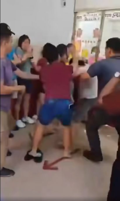 视频|全民疯多多六合彩 3男投注站殴打白衣男子