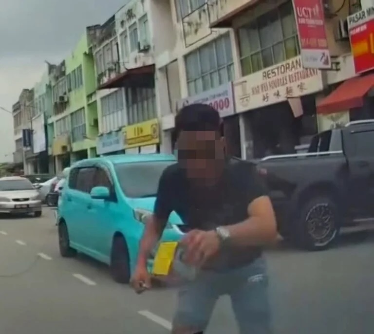 视频|向路过轿车抛鞭炮 2男子遭警方逮捕