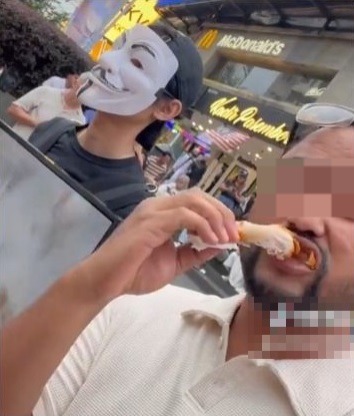 视频|啃鸡腿反击素食主义？ 网民：谁挑衅谁？