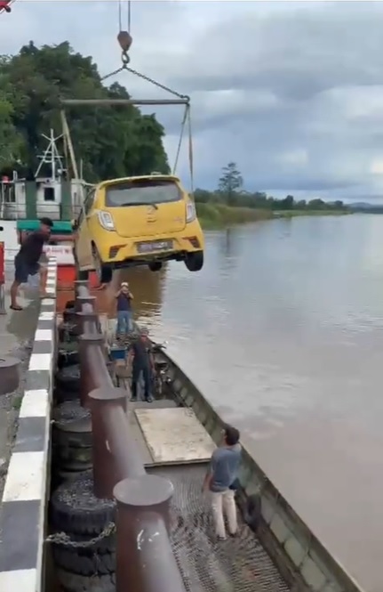 视频|太萌了!黄色Axia乘风破浪 游河到姆鲁网民狂点赞