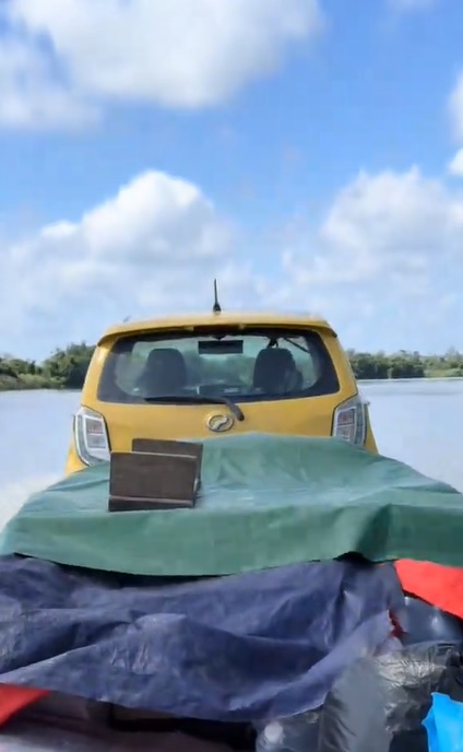 视频|太萌了!黄色Axia乘风破浪 游河到姆鲁网民狂点赞