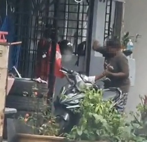 视频|女子家门前殴打女童 争议视频曝光惹众怒