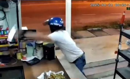 视频|抢身障店家手机引发众怒 网促当局抓拿卑劣小偷