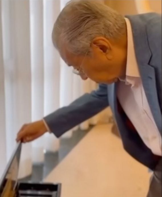 视频|拍片揶揄安华“敛财论” 敦马“翻箱倒柜”：钱呢？