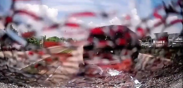 视频|没戴头盔还分心看手机 骑士撞碎车后挡风玻璃