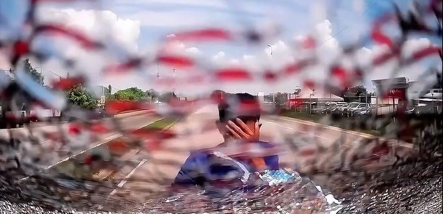 视频|没戴头盔还分心看手机 骑士撞碎车后挡风玻璃