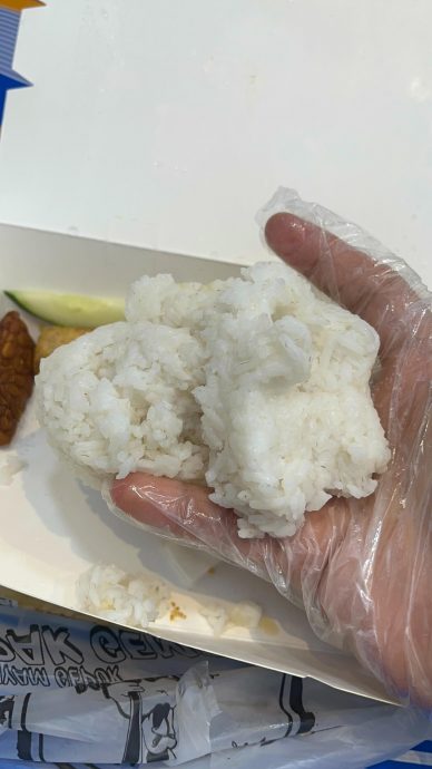 视频|炸鸡外卖变“二手饭” 男子饿怒:鸡腿被咬一大口!”