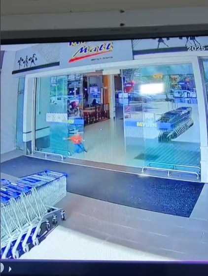 视频|紧抓超市自动门 顽童下场惨了!