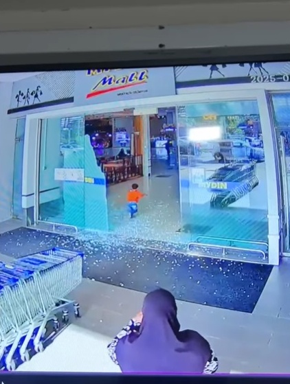 视频|紧抓超市自动门 顽童下场惨了!