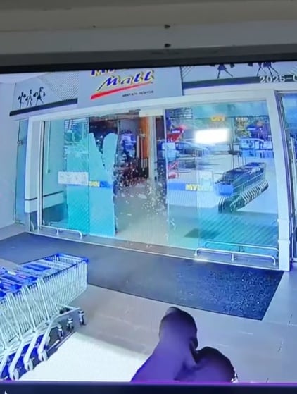 视频|紧抓超市自动门 顽童下场惨了!