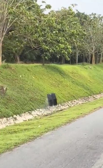 视频|罗里轮胎滚落大道 狂撞护栏后横跨马路坠沟