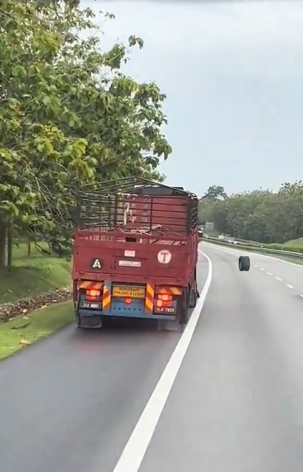 视频|罗里轮胎滚落大道 狂撞护栏后横跨马路坠沟