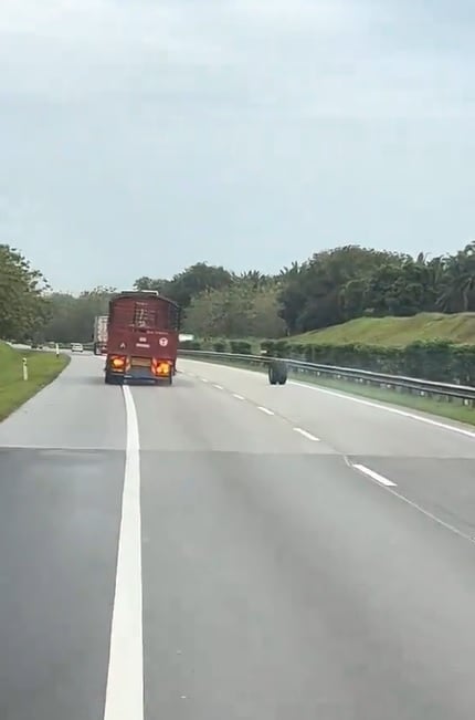 视频|罗里轮胎滚落大道 狂撞护栏后横跨马路坠沟