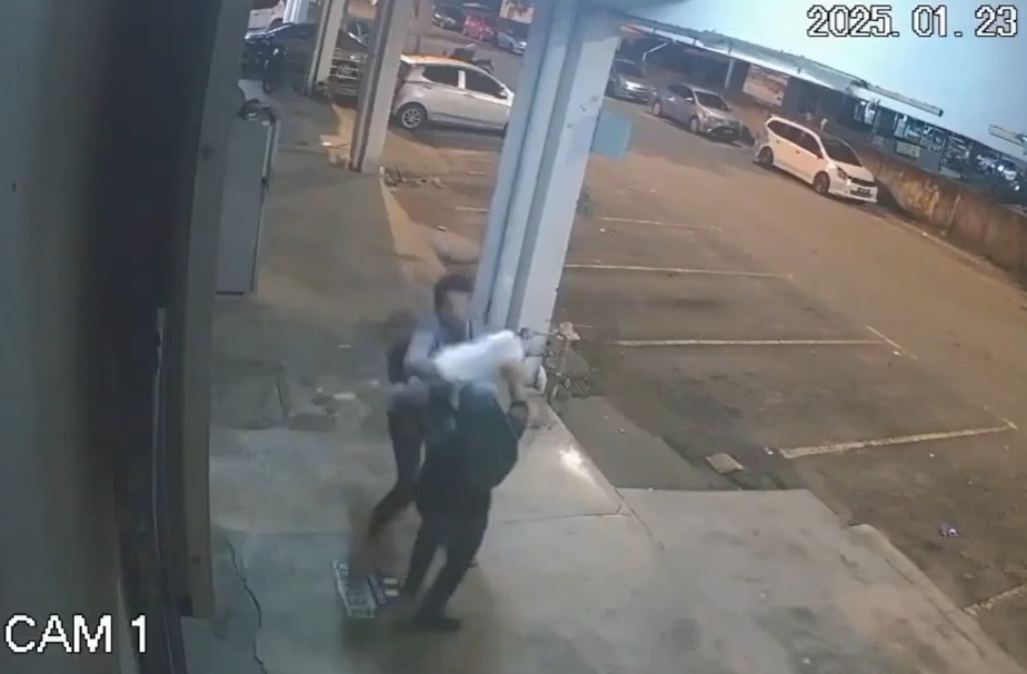 视频|险遭尾随男子塑料袋套头掳劫 警方追寻女子协助调查