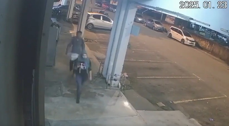 视频|险遭尾随男子塑料袋套头掳劫 警方追寻女子协助调查