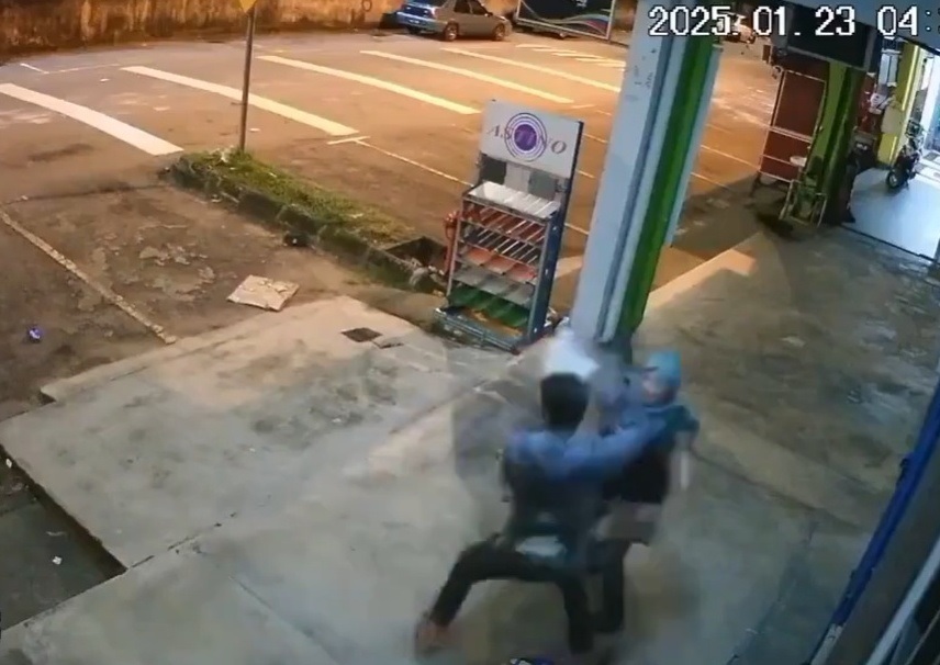 视频|险遭尾随男子塑料袋套头掳劫 警方追寻女子协助调查