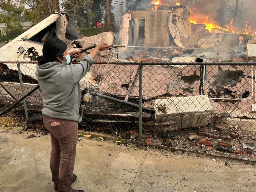 请优先用这则∕ 暖势力   拉美裔移民挺身而出  赶到洛杉矶火场救火