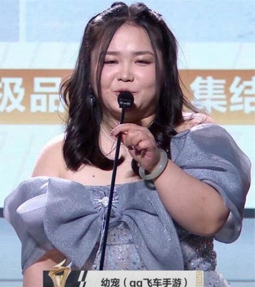 超人气美女主播现身颁奖礼 本尊亮相竟“放大三倍”惊呆粉丝