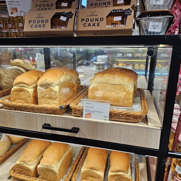 超市面包店有蟑螂跑来跑去？ 管理层发道歉声明：“已闭店消毒清理产品”