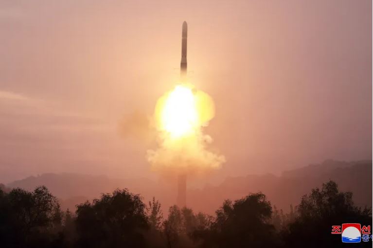距特朗普上台两周 朝鲜向东部海域发射弹道导弹