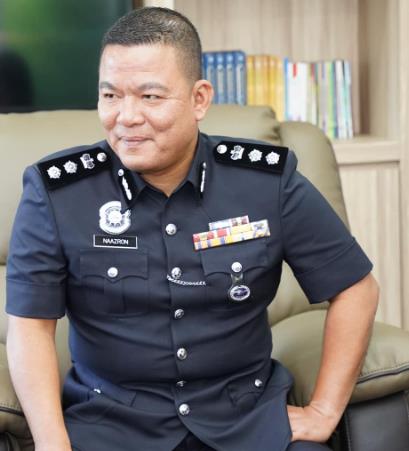 路怒症发作?男子不满遭鸣笛 危驾逼停轿车拍照,遭警方逮捕!