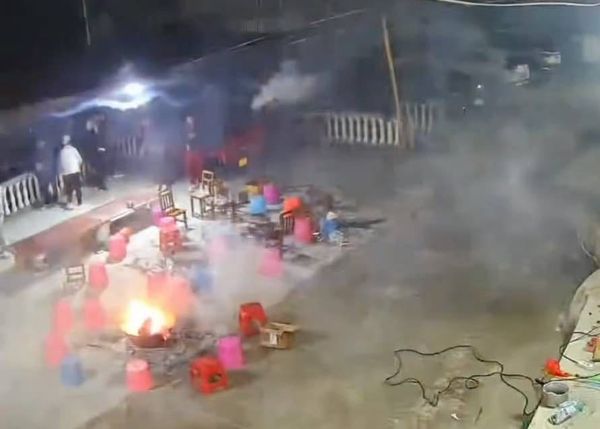 过年烤肉太吵！邻居“放鞭炮制裁”炸跑人群