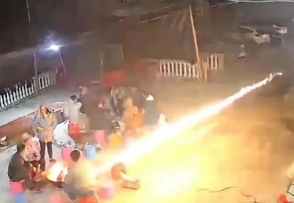 过年烤肉太吵！邻居“放鞭炮制裁”炸跑人群