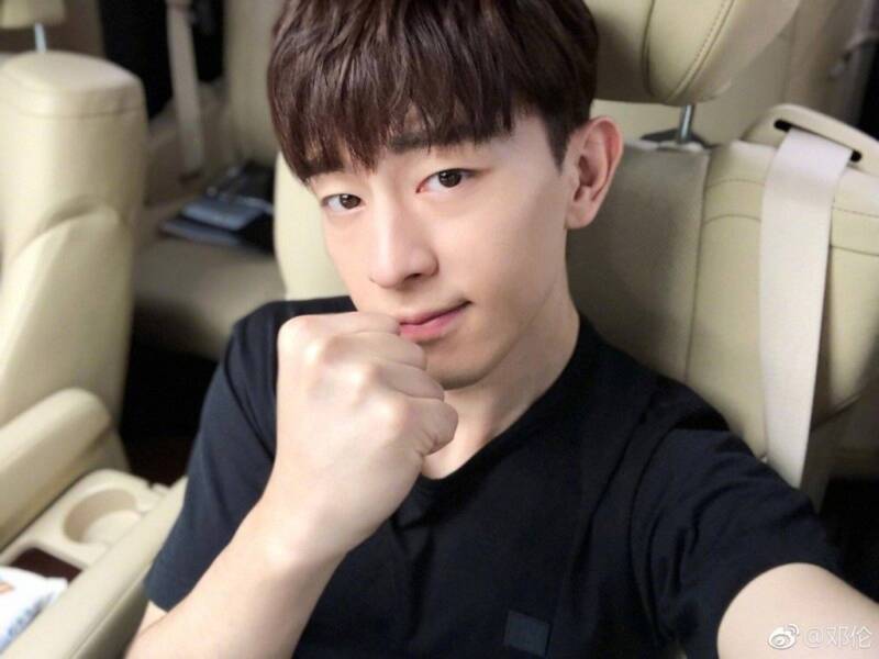 邓伦无名无脸登杂志 封杀3年偷偷复出 