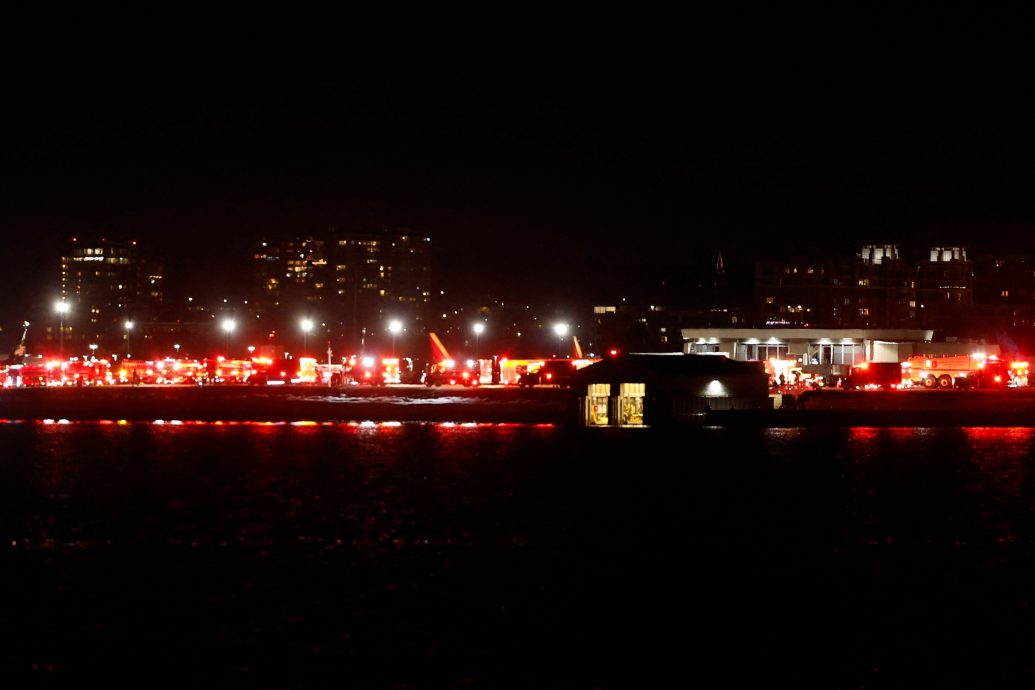 配头文)与“黑鹰”直升机相撞的客机载有数名美滑冰界人士,美国花样滑冰协会证实:深感震惊