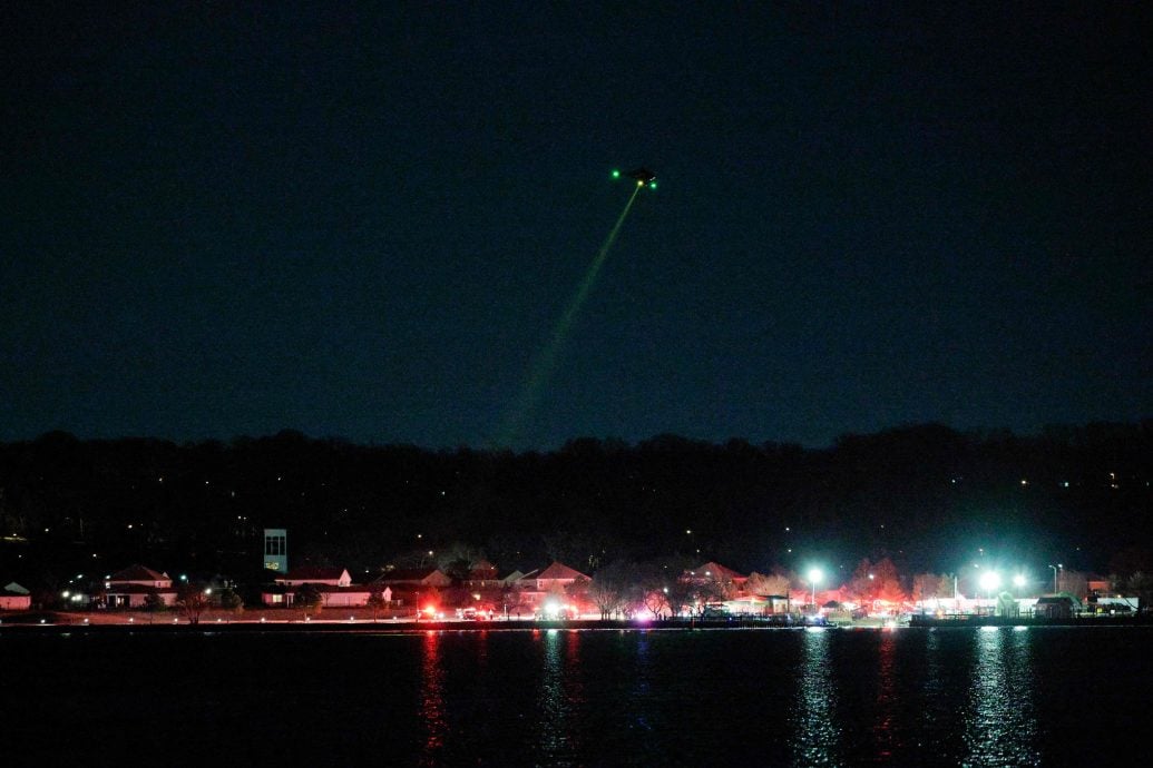 配头文)与“黑鹰”直升机相撞的客机载有数名美滑冰界人士,美国花样滑冰协会证实:深感震惊