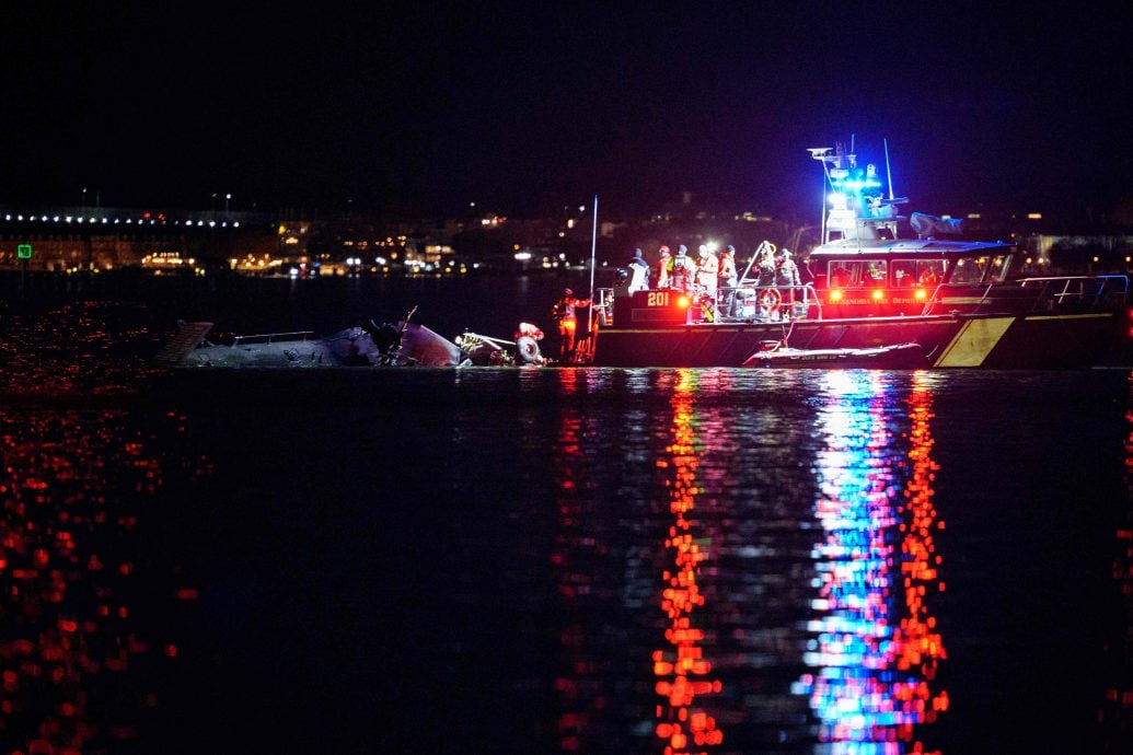 配头文)与“黑鹰”直升机相撞的客机载有数名美滑冰界人士,美国花样滑冰协会证实:深感震惊