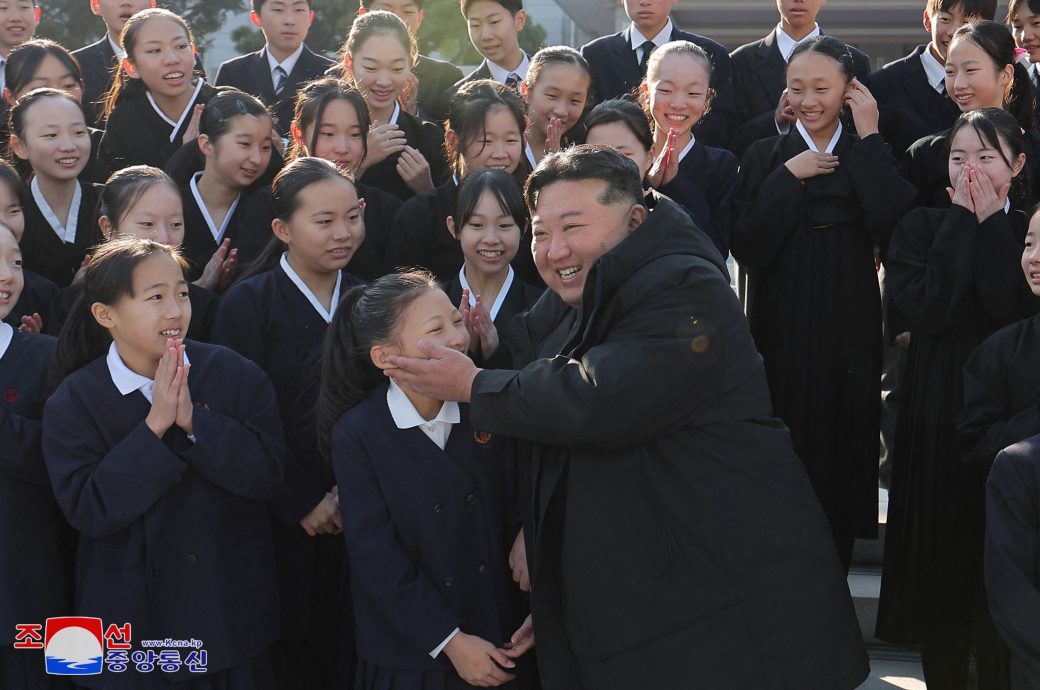 金正恩展亲民抱女童 一旁孩童表情亮了