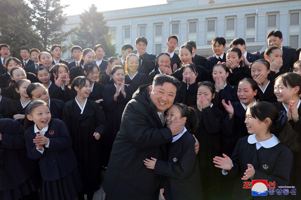 金正恩展亲民抱女童 一旁孩童表情亮了