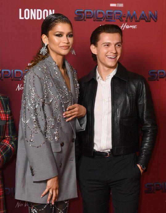 金球奖上秀出钻戒 赞妲雅汤贺兰订婚？