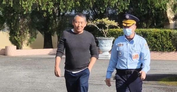 钮承泽假释出狱过年 双手合十走出花莲监狱