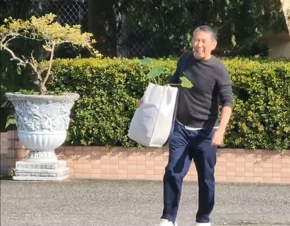 钮承泽假释出狱过年 双手合十走出花莲监狱