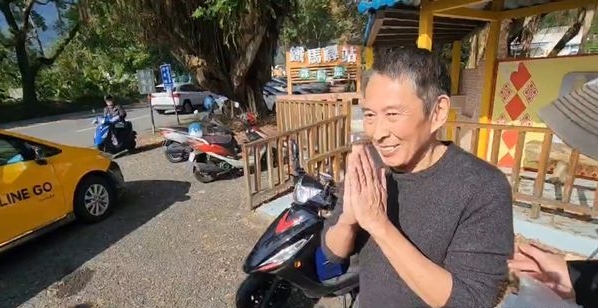 钮承泽假释出狱过年 双手合十走出花莲监狱