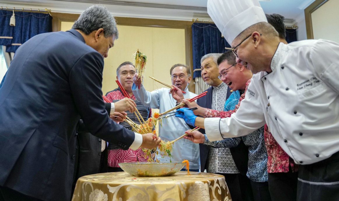 陆兆福携首相和内阁部长捞生 “把马来西亚华人最传统文化带到内阁中”