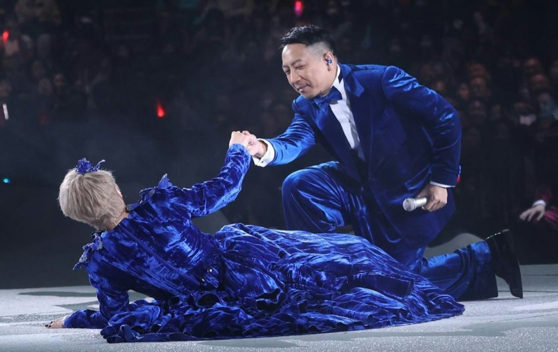 陈慧娴睽违9年开唱 台上不慎失重心跌倒