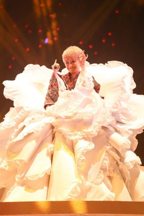 陈慧娴睽违9年开唱 台上不慎失重心跌倒