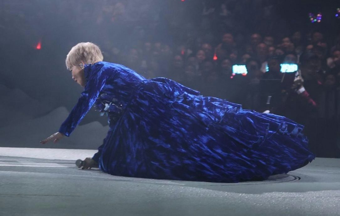 陈慧娴睽违9年开唱 台上不慎失重心跌倒