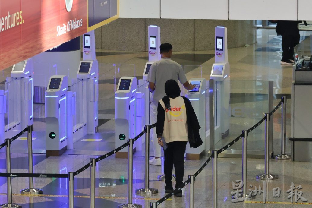 隆机场二维码移民通关系统启用,民众赞快速便捷也省时