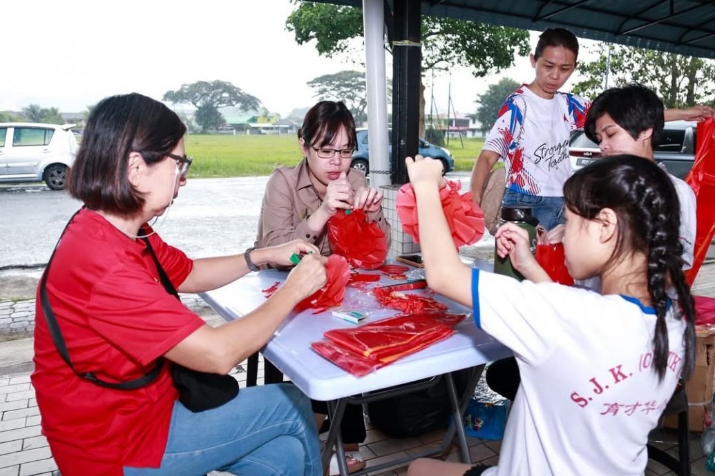 霹:封面主文/张灯结彩喜迎春 怡保市红红灯笼迎新年